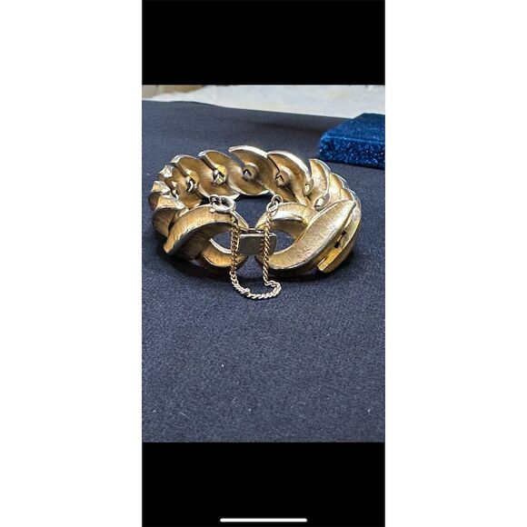 Crown Trifari Signed Vintage Gold Tone Linked Chain Bracelet 6.75" - Picture 9 of 13